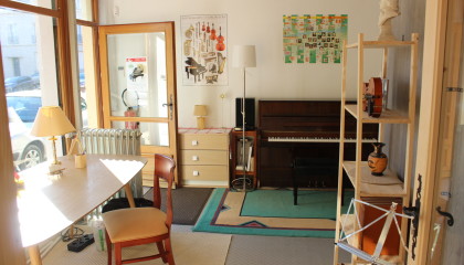 Intérieur du local de musique à Saint-Lô. Cours particuliers de piano et décor- Sébastien Delisle
